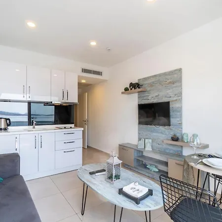 Daire Seafront Flat With Excellent Sea View In